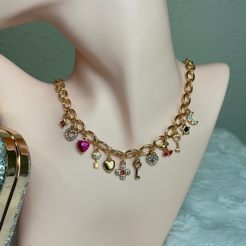 Chic Gold Charm Necklace with Red and Pink Details - Picture 5 of 6